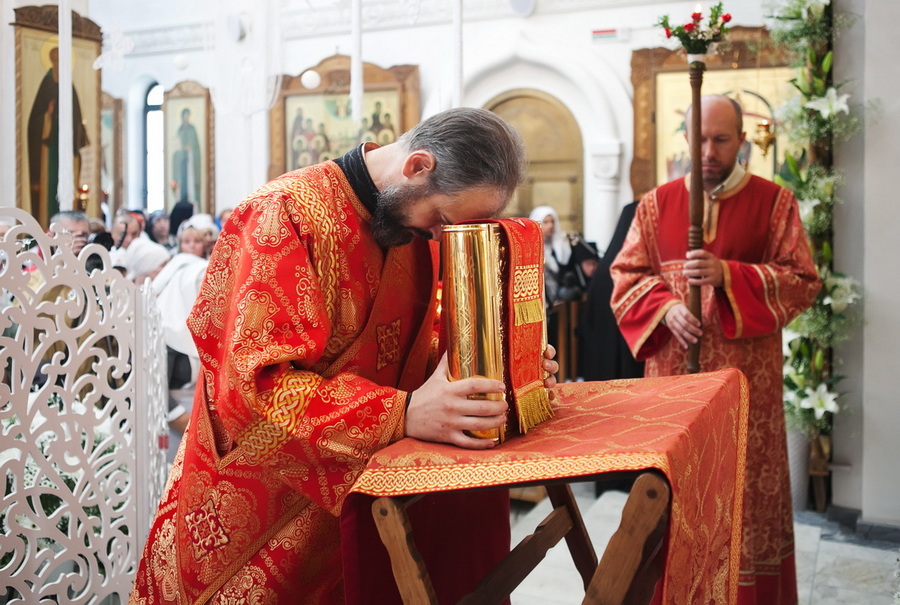 Der Diakon verkuendet in der Goettlichen Liturgie