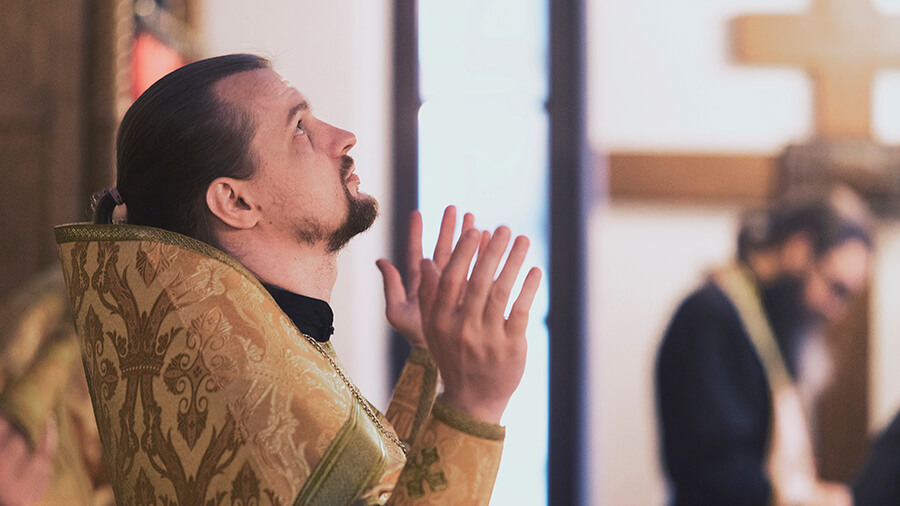 pretre orthodoxe priere liturgie
