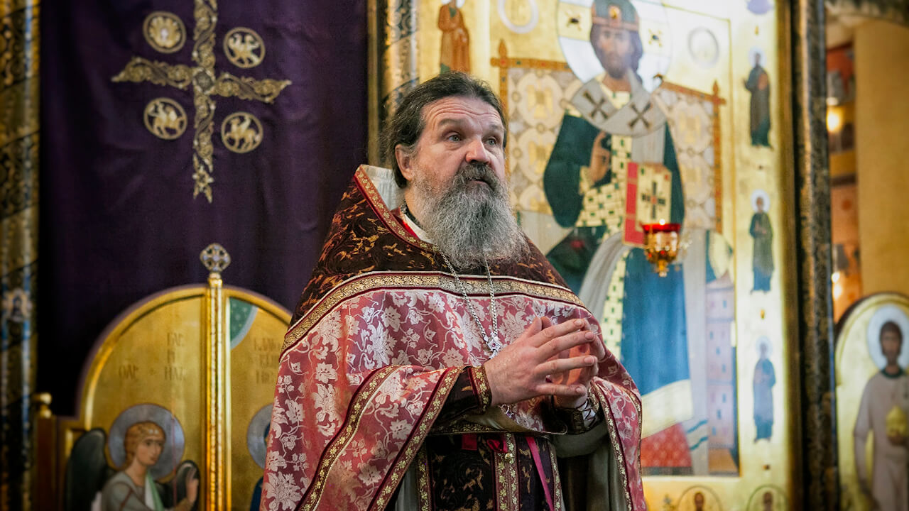 le pretre dans la photo de l'eglise