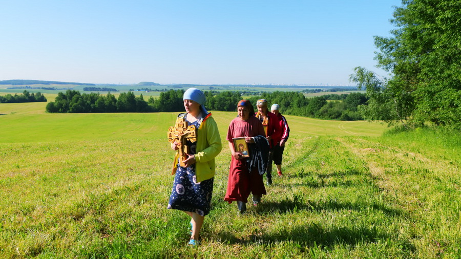 women farmstead procession field