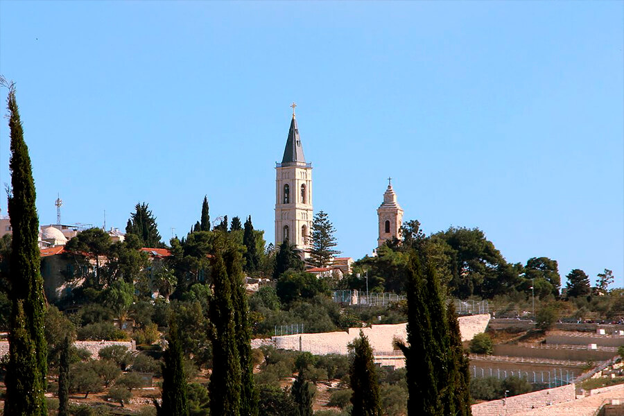 Blick auf den Glockenturm und das Klostergelände