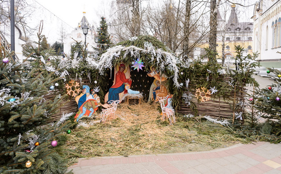 Die Weihnachtskrippe neben der Kirche