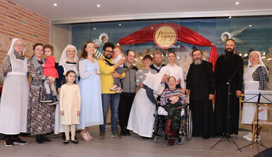 Die Schwesternschaft, die Priester des Klosters und ihre Gäste