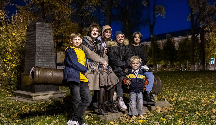 Сhildren at the cannon