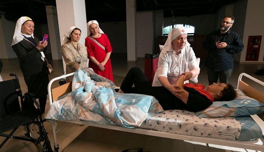 regelmäßigen Abständen Kurse zur Ausbildung von Pflegehelferinnen