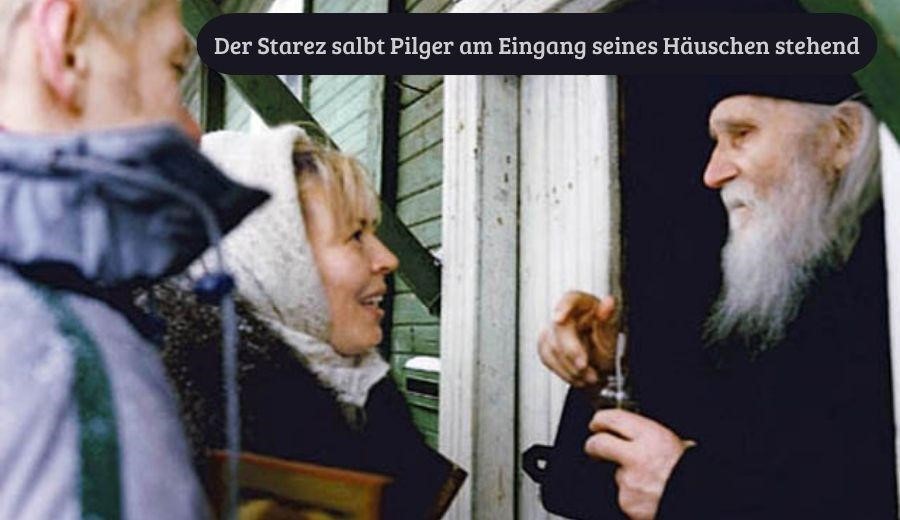 Der Starez salbt Pilger am Eingang