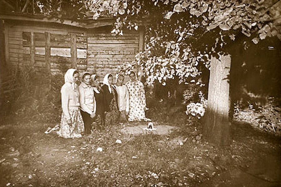 Pilgrims at the resting place of Saints Kirill and Maria