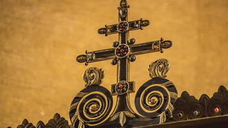 Bowing to the Cross, choosing to live with God